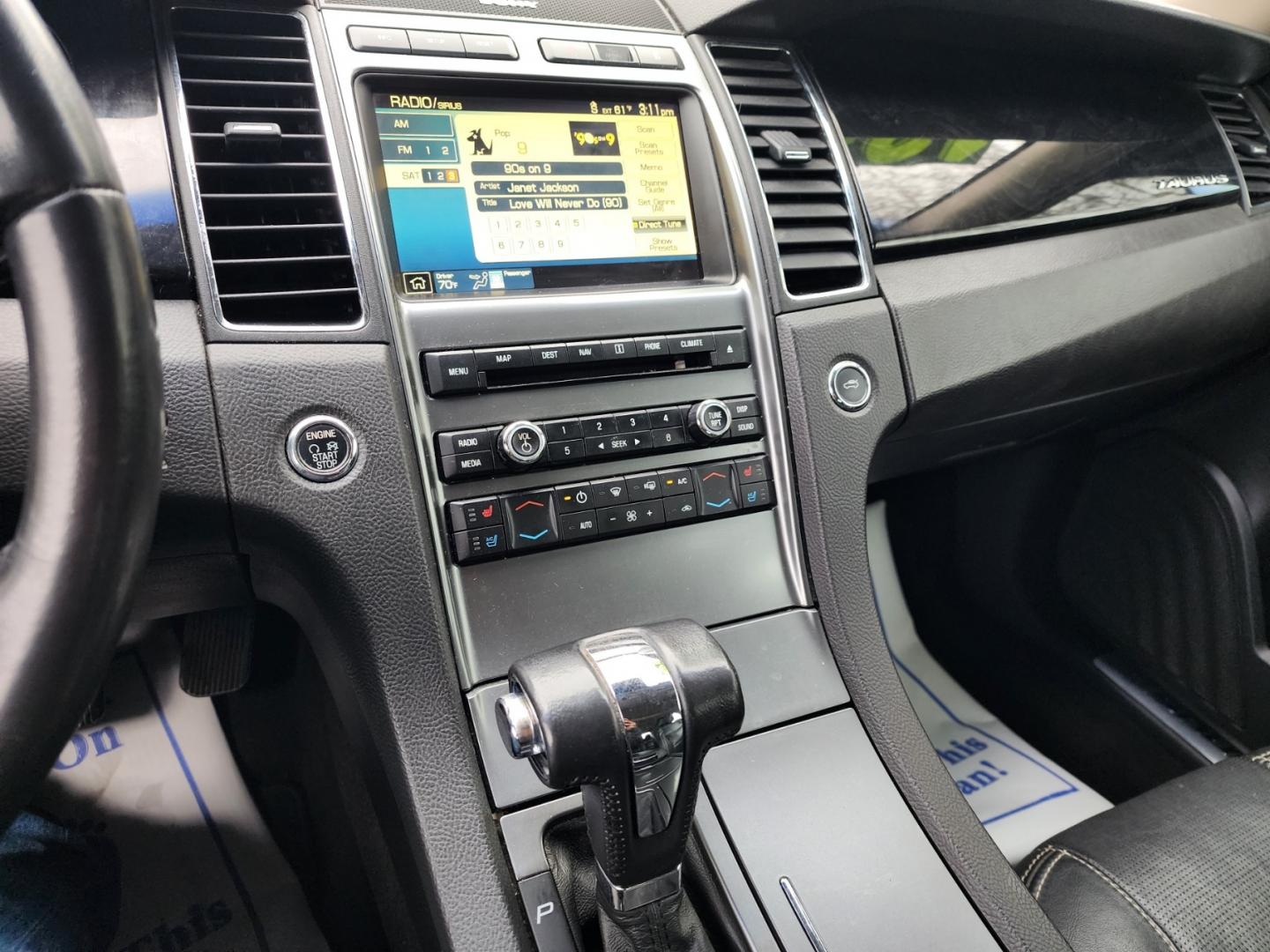 2010 WHITE /Black Ford Taurus Limited FWD (1FAHP2FW7AG) with an 3.5L V6 DOHC 24V engine, 6-Speed Automatic transmission, located at 1221 Madison St., Shelbyville, TN, 37160, (931) 680-9439, 0.000000, 0.000000 - Photo#5